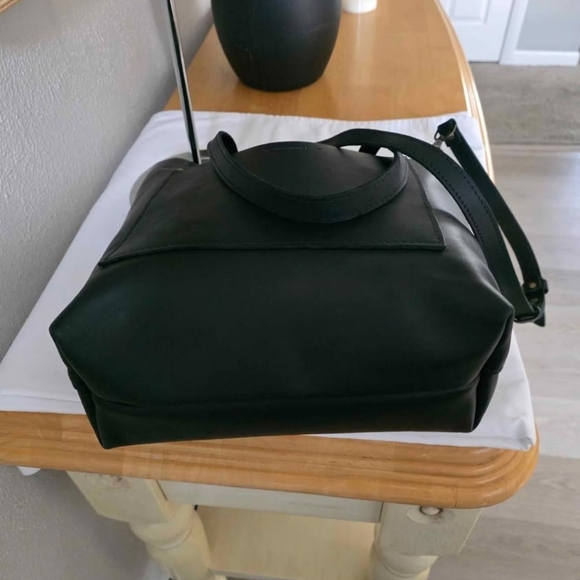 Portland Leather Large Smooth Black Crossbody Tote FSCB - Picture 4 of 5